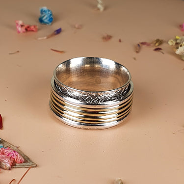 detailed spinner ring